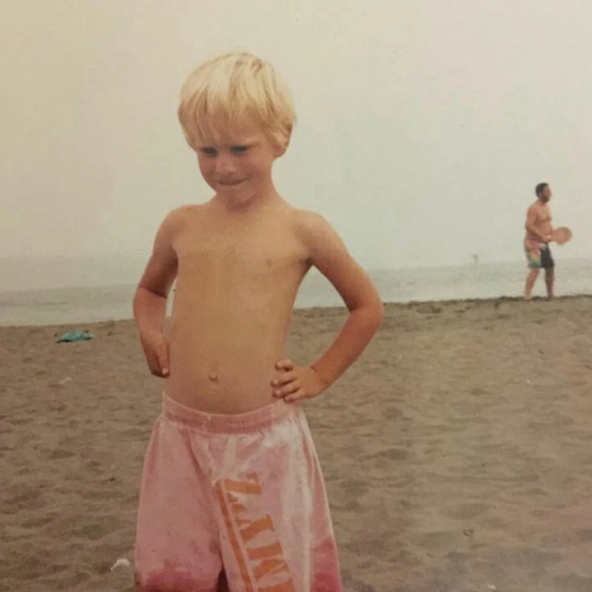 Pelorusio de niño en la playa